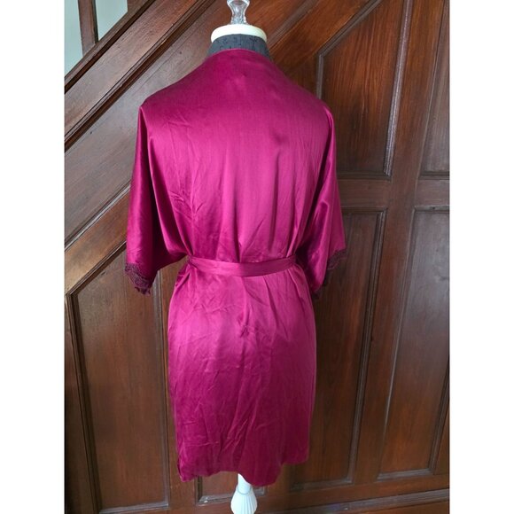 Victorias Secret Red 100% Silk Kimono Robe With Lace Trim Size S/M 100% Silk NWT - Picture 2 of 7